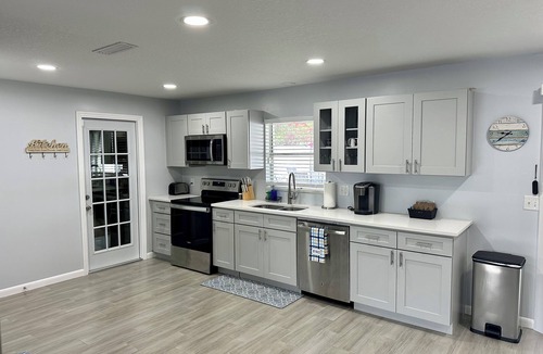 College Green Estates House | Beachy Cocoa Home Near Cruise Port W/Hot Tub