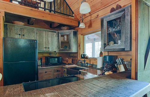 Nellysford Cabin | Bear Tracks Cottage: New Hot Tub + Fire Pit