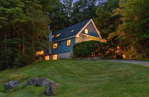 West Dover House | Bears Den Chalet | Ski Home Trail, Moover Shuttle, Outdoor Hot Tub!