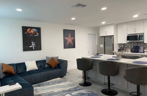 West Palm Beach House | Beautiful 2 Bedroom West Palm Beach Pool and Jacuzzi Home