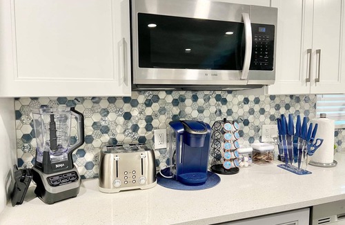 West Palm Beach House | Beautiful 2 Bedroom West Palm Beach Pool and Jacuzzi Home