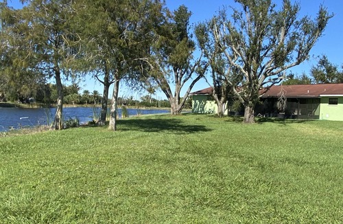 Clewiston House | beautiful home on a 3 acre lake with security