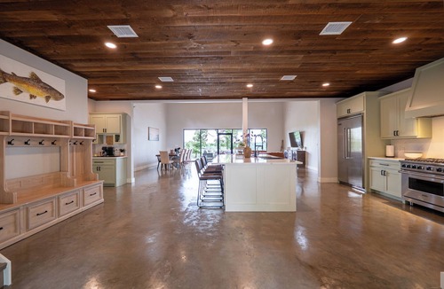 Bull Shoals House | Beautiful Home Overlooking the White River - Hot Tub - Fire Pit - Game Room