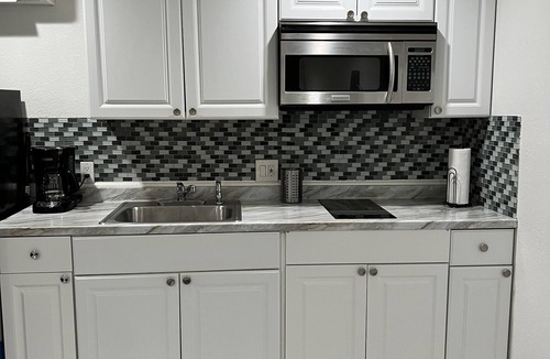Cutler Bay Apartment | Beautiful Miami Pool Lake Studio