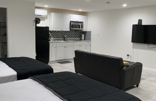 Cutler Bay Apartment | Beautiful Miami Pool Lake Studio
