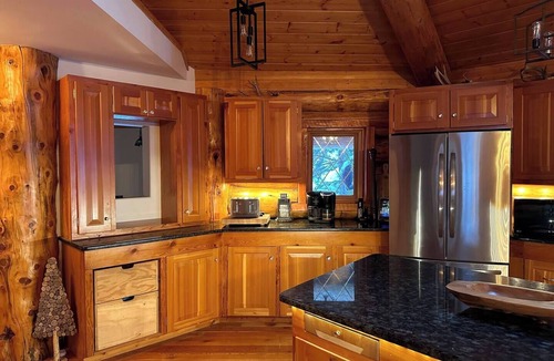 Edgewater Cabin | Beautiful Mountain Cabin Sleeps 14