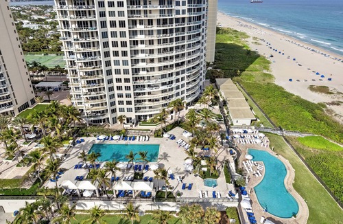 Singer Island Condo | Beautiful oceanfront studio condo with walk out patio.