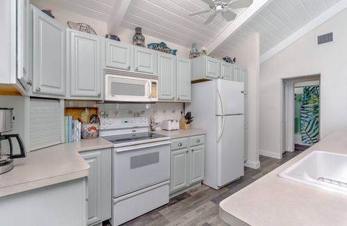 Breezeswept Beach Estates House | Beautiful Oceanfront Home on Ramrod Key - Three Lots, Dock & Poolside Tiki Bar