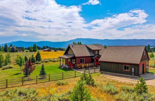 Brookdale Meadows House | Beautiful panoramic mountain views and ample parking for toys