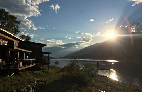 Proctor House | Beautiful Waterfront Cabin on Kootenay Lake