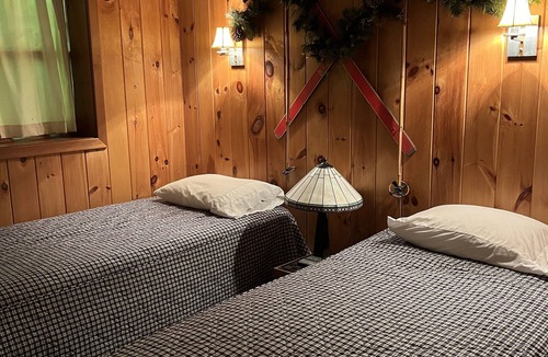 West Dover Cabin | Beautifully decorated large private log home 10 minutes from the mountain.