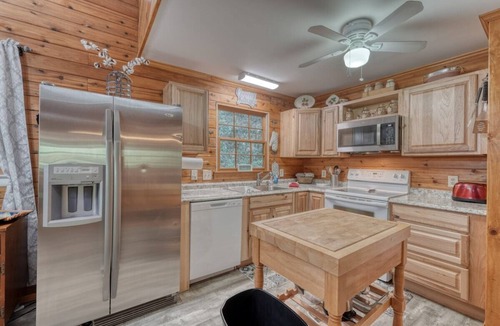 Young Harris Cabin | Berrey Patch-Creek Front-Firepit