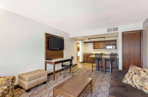 Cedar Rapids Hotel | Best Western Plus Longbranch Hotel & Convention Center