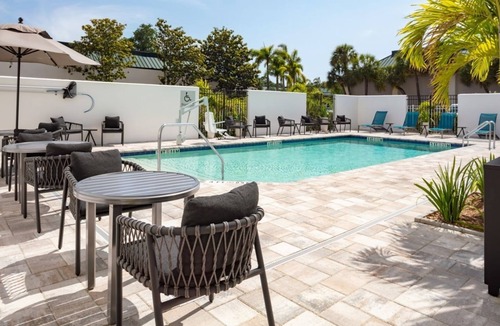 Clearwater Hotel | Better Choice for your Vacation! 3 Comfortable Units, Free Breakfast, Pool