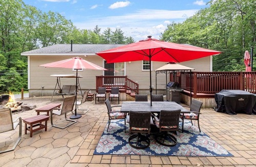 Laconia House | “Between the Bays Getaway” — Hot Tub, Firepit & Fun in Laconia!