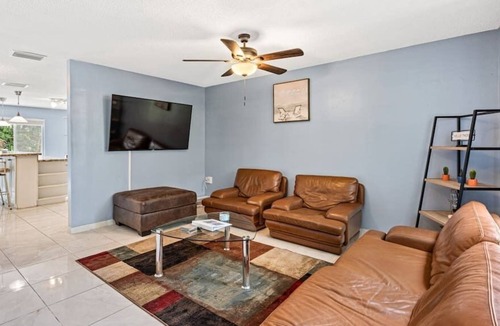 Central Corals House | Blue Sky Manor - 2 Story House w/ Heated Pool & Large Balcony