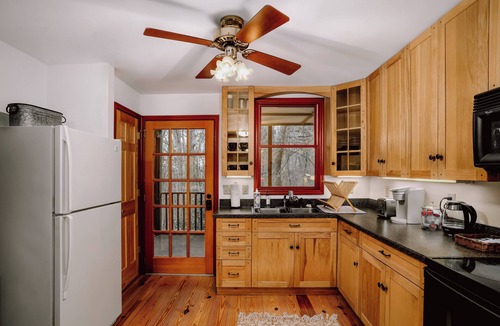 New Market Cabin | Blue Smoke Mountain-Side Cabin, Hot Tub, Huge Screened Porch