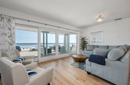 York Beach House | BLUE WAVE : Unique and cozy Beach House at Long Sand Beach in York!