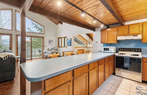 Jackson Ski Chalet | Bluebird Chalet - Spacious 3 bedroom + loft. Storyland, North Conway, Jackson
