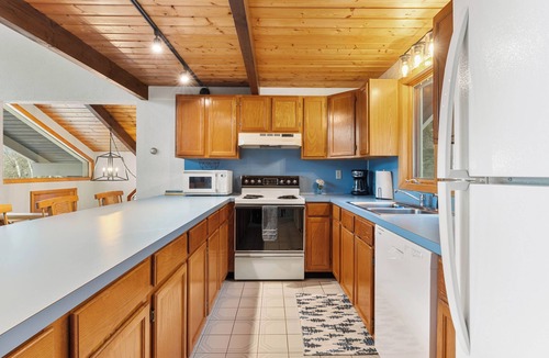 Jackson Ski Chalet | Bluebird Chalet - Spacious 3 bedroom + loft. Storyland, North Conway, Jackson