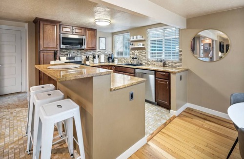 Veterans Park House | Boise Whitewater Cottage *Bike to town and bike to Boise River and Greenbelt using our 2 provided bikes. Your stay puts close to downtown Boise and the Greenbelt.right in the middle of everything that Boise has to offer.