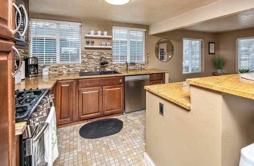 Veterans Park House | Boise Whitewater Cottage *Bike to town and bike to Boise River and Greenbelt using our 2 provided bikes. Your stay puts close to downtown Boise and the Greenbelt.right in the middle of everything that Boise has to offer.