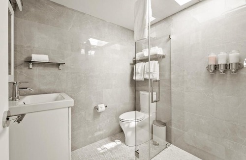 North Downtown Hotel | Boutique Room steps from Downtown Mall Rose Jean - Room 5