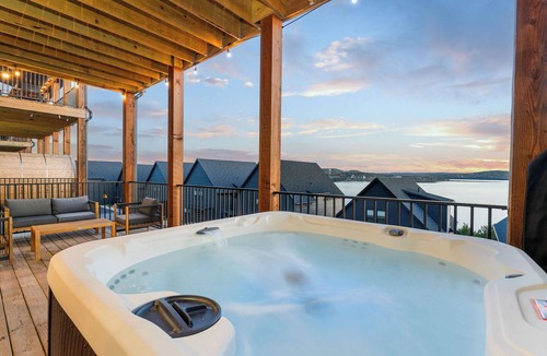 Hollister House | Branson GOAT: Golf Simulator Hot Tub Lake View Fun