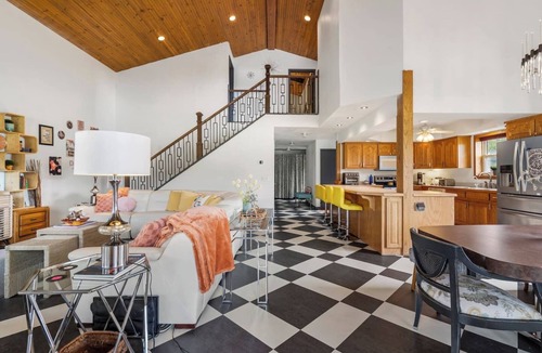 Branson Cabin | Branson - Lakefront - Sleeps 15pp - Groovy YKnot Lodge