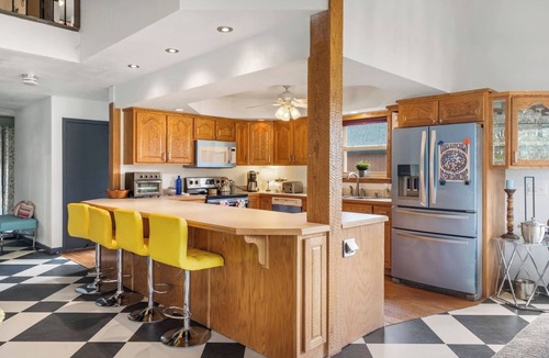 Branson Cabin | Branson - Lakefront - Sleeps 15pp - Groovy YKnot Lodge