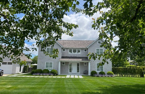 Bridgehampton House | Bridgehampton on Private Cul-de-sac overlooking pond