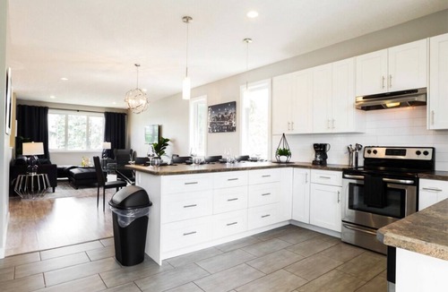 Jasper Place House | Bright 6 BD Executive Home - 2 Kitchens - Garage - NFLX
