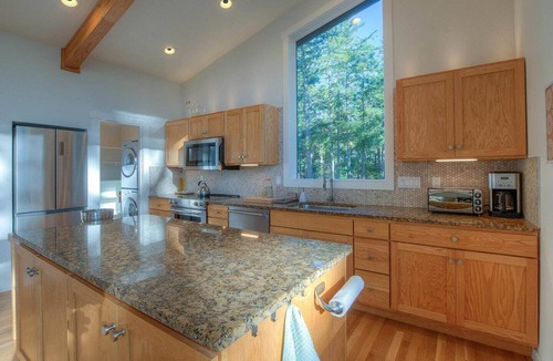 Eastsound House | Bright, Contemporary, Private, Walk to Shops, Cafe and Beaches