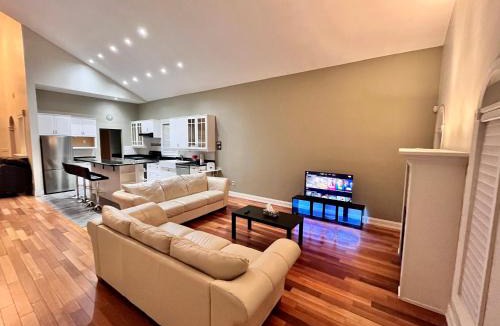 Niagara Falls Villa | Bright Upper Suite 2BR with Workspace Niagara Falls