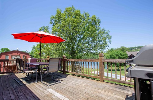 Lampe House | Bring Your Boat! Lakefront Dock & Slips Mini Golf & Pickleball Pools