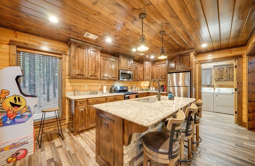 Golden Cabin | Broken Bow Cabin on 1 Acre w/Hot Tub & Fire Pit!
