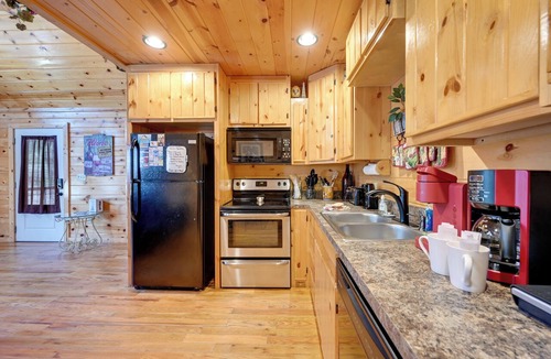 Broken Bow Cottage | Broken Bow Cabin w/Hot Tub & Fire Pit, Near Lake!