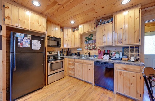 Broken Bow Cottage | Broken Bow Cabin w/Hot Tub & Fire Pit, Near Lake!