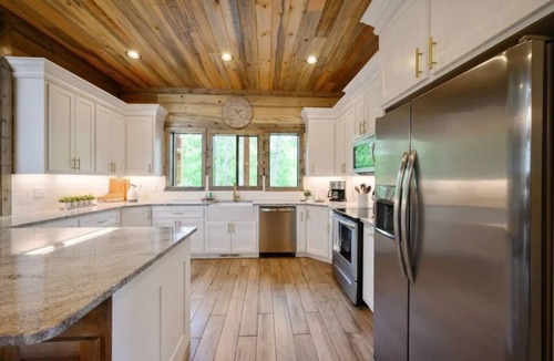 Golden Cabin | Broken Bow Getaway: Hot Tub, Fire Pit & Games!