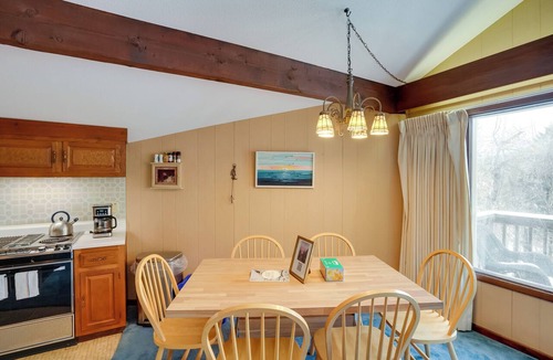 Bromley Mountain Apartment | Bromley Mountain Escape w/2 Balconies: Hike & Ski