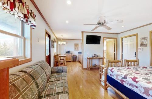 Murphysboro House | Cabin 2: Lakeside in Murphysboro