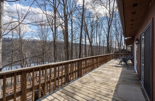 Berkeley Springs Cabin | ★Cabin: Pet/Family Friendly, Hot Tub, Large Deck★