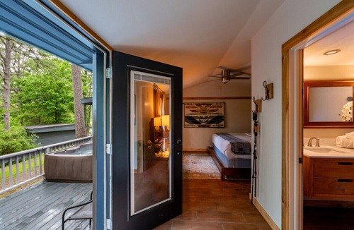 Eureka Springs Cabin | Camphouse with Hot Tub, Kitchen, King, Pullout