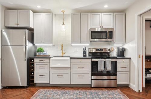 Hill East Bed & Breakfast | Capitol Hill Retreat with Free Parking, Short Walk to DC Metro