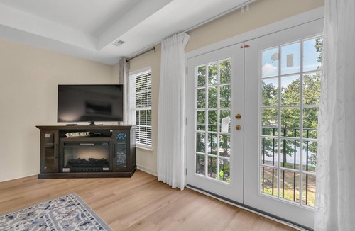 Bumpass House | CAPTIVATING WATERFRONT ! with all amenities