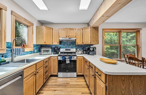 West Dover House | Casa Azul: HotTub, FirePit, Games, Mt Snow 10 Min