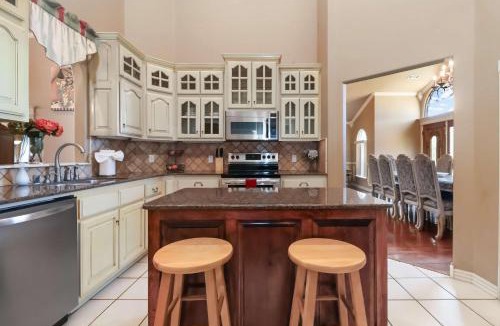 Springdale House | Casa Oasis Extra Large home centrally located