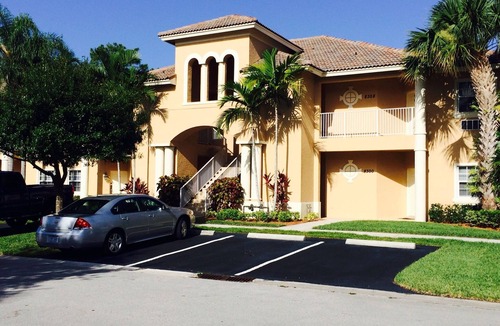 Port Saint Lucie Condo | Castle Pines Efficiency Unit
