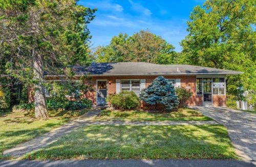 Berkeley Springs Ski Chalet | Castle View - Wifi, Pet Friendly, Screen Porch, Game Room, Grill, Family Friendly, Kid Friendly, Fireplace