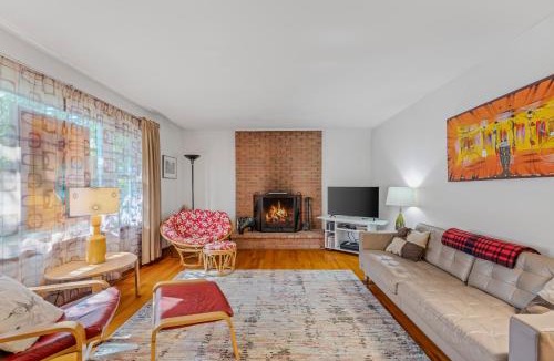 Berkeley Springs Ski Chalet | Castle View - Wifi, Pet Friendly, Screen Porch, Game Room, Grill, Family Friendly, Kid Friendly, Fireplace